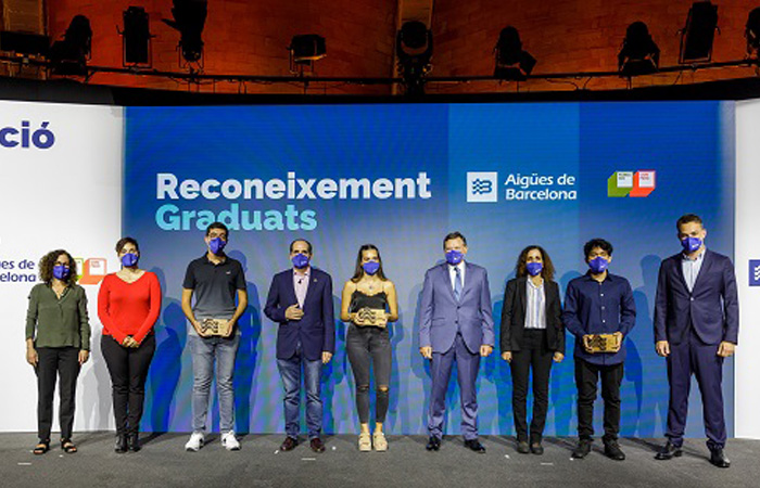 Los primeros graduados de las Beques Joves Talents de Aigües de Barcelona.