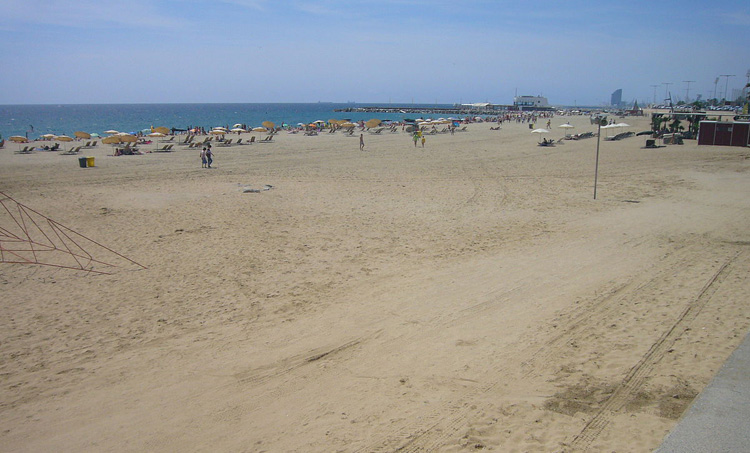 Una imagen de la playa de la Mar Bella, en Sant Martí.