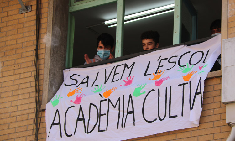 Los alumnos de la Academia se han tomado muy en serio la salvación de la escuela. -Foto: ACN Àlex Recolons