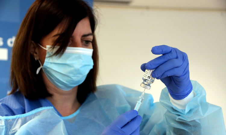 Una enfermera extrae dosis de un vial de la vacuna AstraZeneca. Foto: ACN - Roger Segura