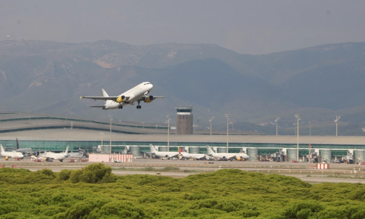 El aeropuerto de El Prat supera los 26 millones de viajeros en el primer semestre y registra su máximo histórico hasta junio