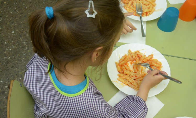 El 43% de los alumnos de infantil y primaria reciben una beca de comedor.