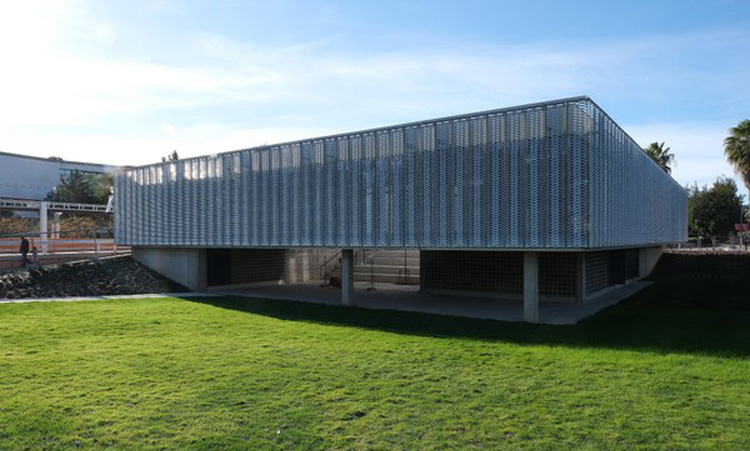 La nueva biblioteca Teresa Pàmies está ubicada en el passeig dels Ferrocarrils Catalans.