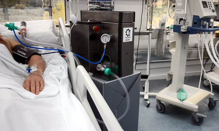 Un paciente de Can Ruti conectado a un respirador Oxygen.