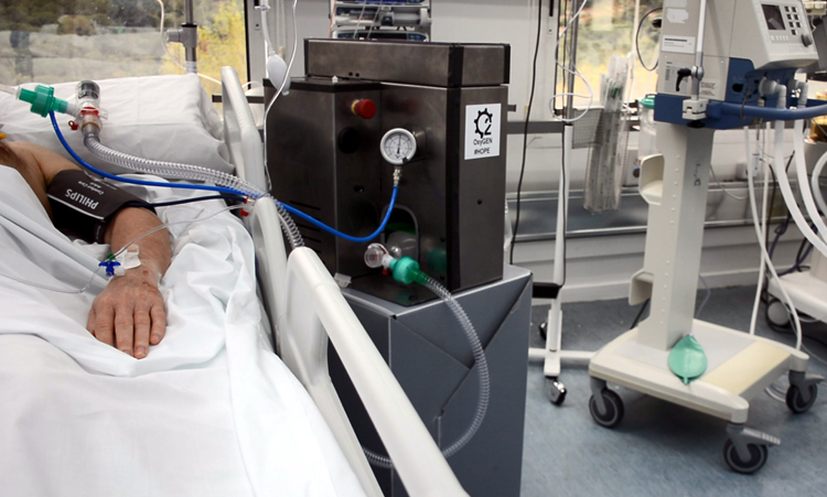 Un paciente de Can Ruti conectado a un respirador.