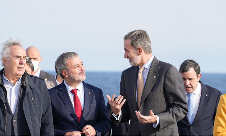 Una imagen de la visita guiada de Jaume Collboni a Felipe VI por el Port Olímpic de Barcelona