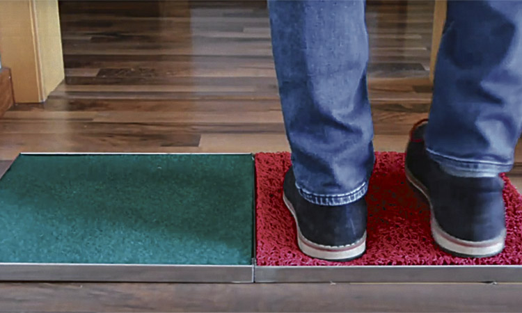 Marta Villanueva diseñó esta alfombra "mágica" capaz de desinfectar las suelas de los zapatos. 