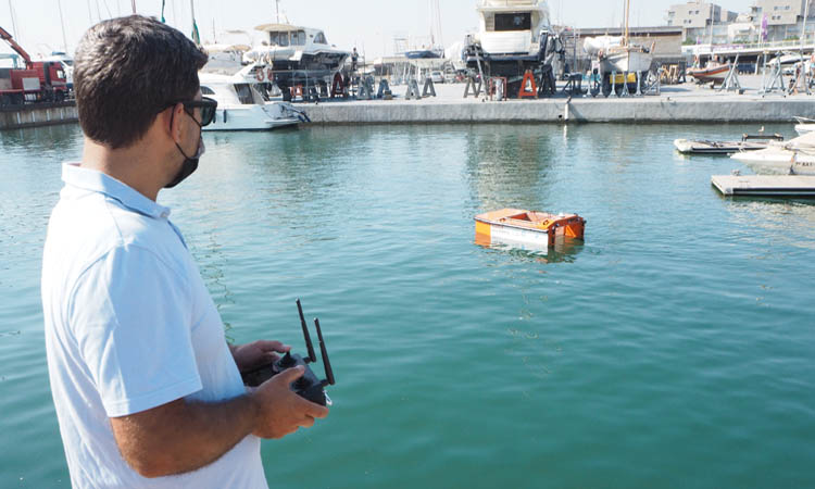 Un dron acuático recogiendo residuos en el puerto de Badalona. 