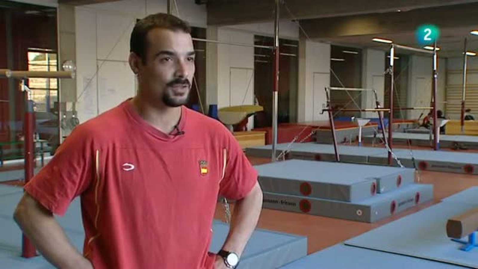 Gervasio Deferr entrena futuros campeones de gimnasia en La Mina