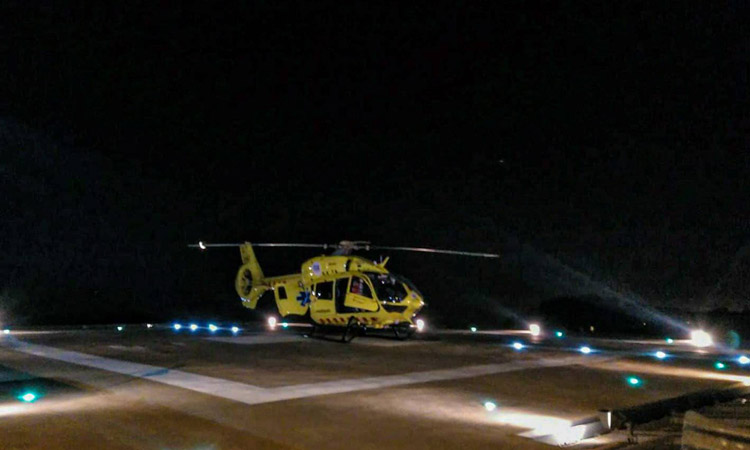Un helicóptero de emergencia aterriza en plena noche.