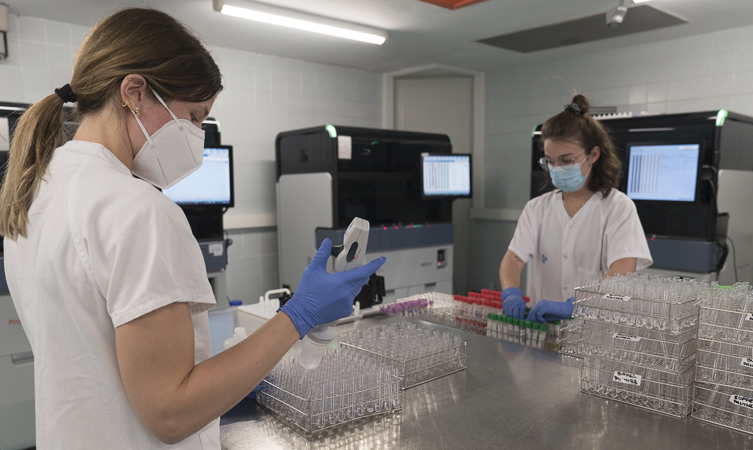 Personal de laboratorio analizando las pruebas PCR - Foto: ACN-HUB