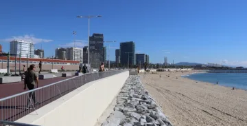 Reabre la playa de la Nova Mar Bella con el muro del paseo reconstruido