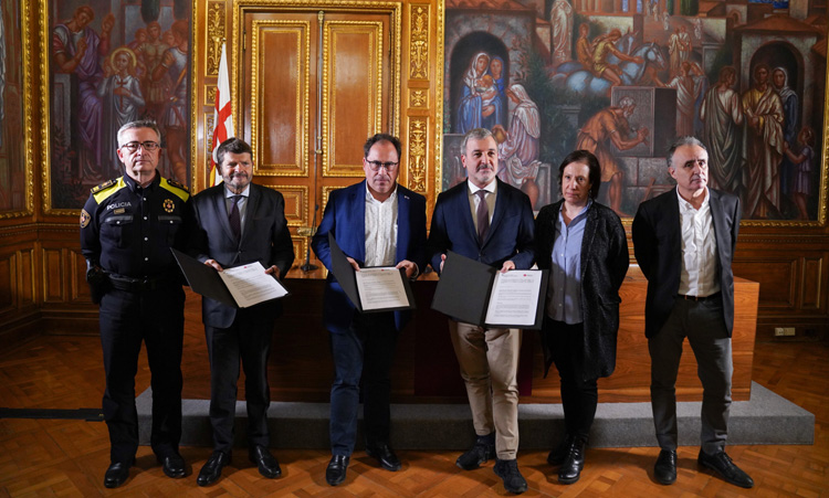 Un instante de la firma del protocolo entre Ajuntament de Barcelona y Generalitat.