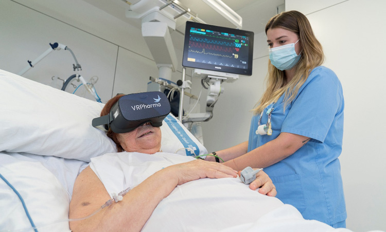 Una paciente comprueba los efectos de la realidad virtual.