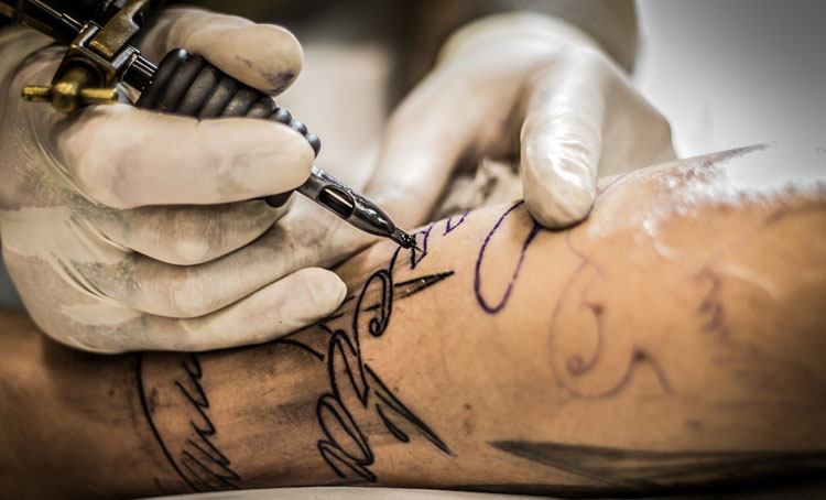 Los locales que ofrezcan tatuajes y piercings deberán contar con el adhesivo oficial.