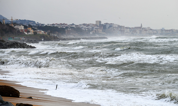 Una imagen del temporal Celia castigando las playas metropolitanas.