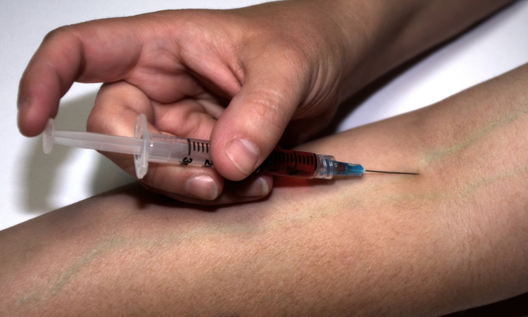 Sanitarios y grupos de riesgo podrían comenzar a vacunarse en enero.