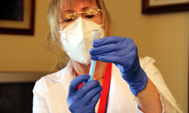 Una enfermera prepara la vacuna anti covid-19. - Foto: ACN Estefania Escolà